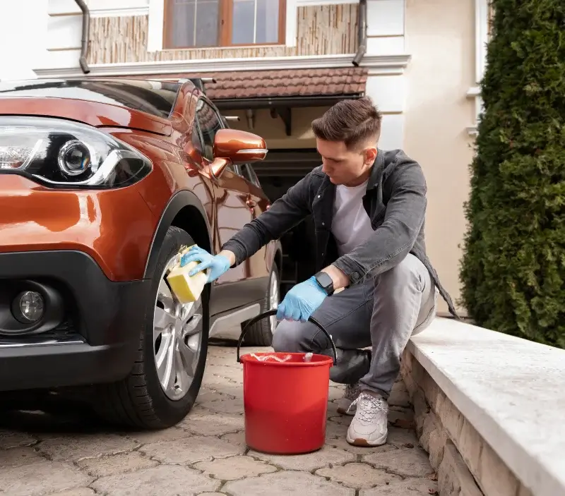 Lavage auto à domicile Lerné : professionnel intervenant sur un véhicule